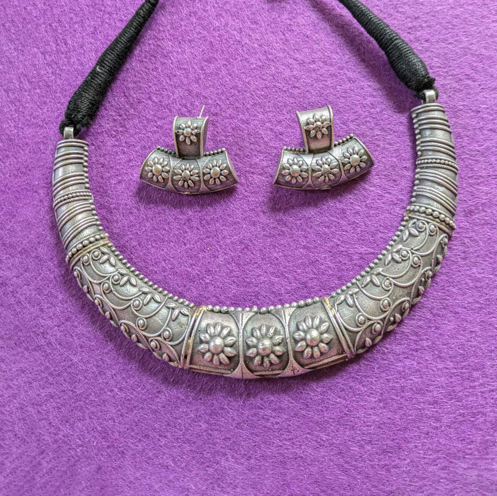 Choker Necklace with Earrings