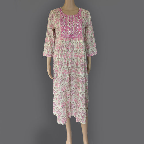 Mannequin wearing a floral dress with pink accents on a gray background