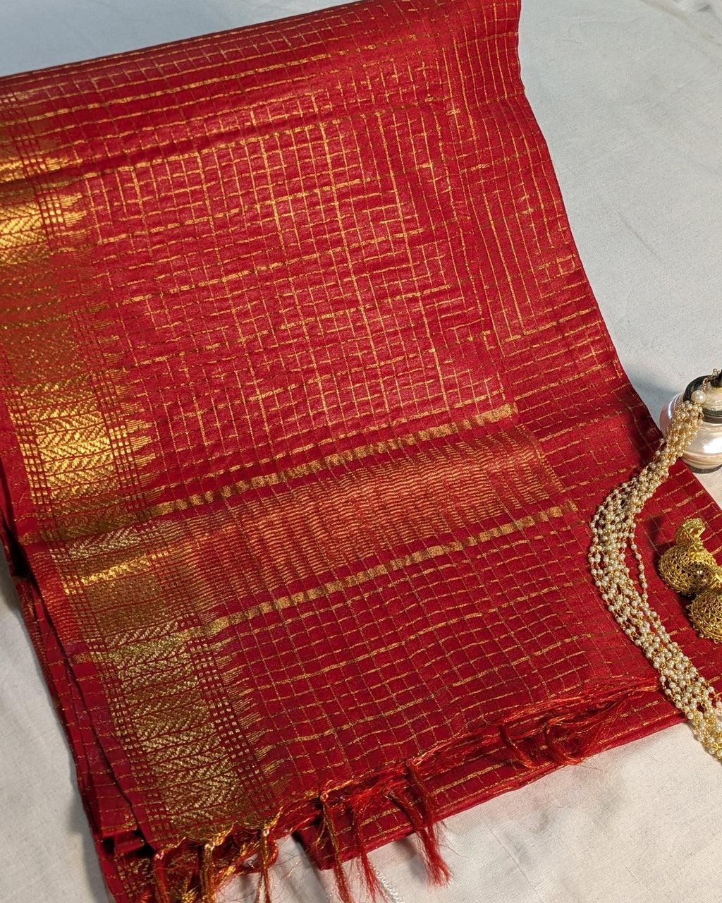 Stylish Check Sari with Blouse Piece Red
