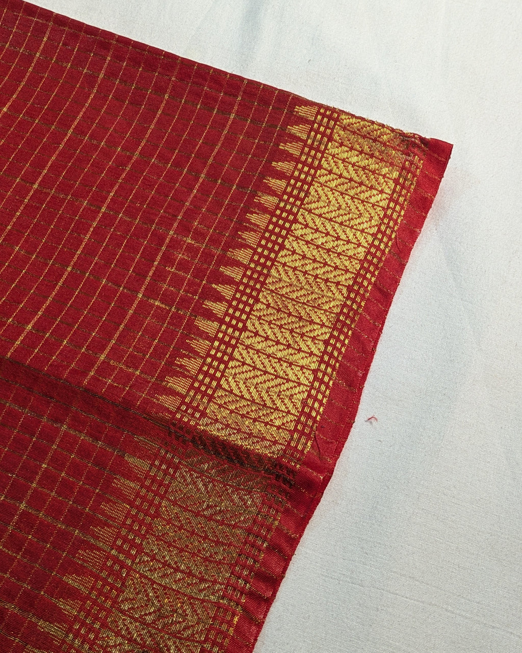 Stylish Check Sari with Blouse Piece Red