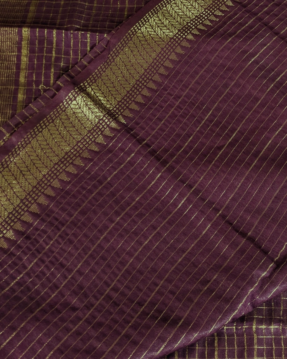 Stylish Check Sari with Blouse Piece Wine Colour